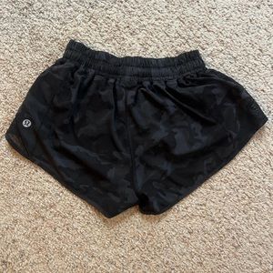 Lululemon Hotty Hot Shorts - Black Camo
